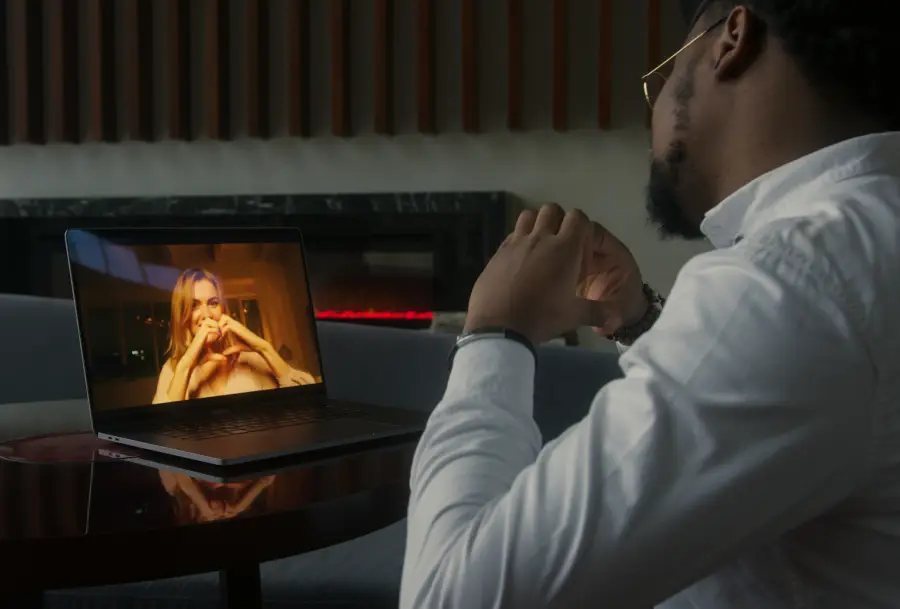 Is online love real? A visual representation of virtual connection and romance